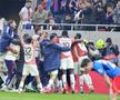 Jucătorii lui Lyon sărbătoresc în fața FCSB, foto: GSP