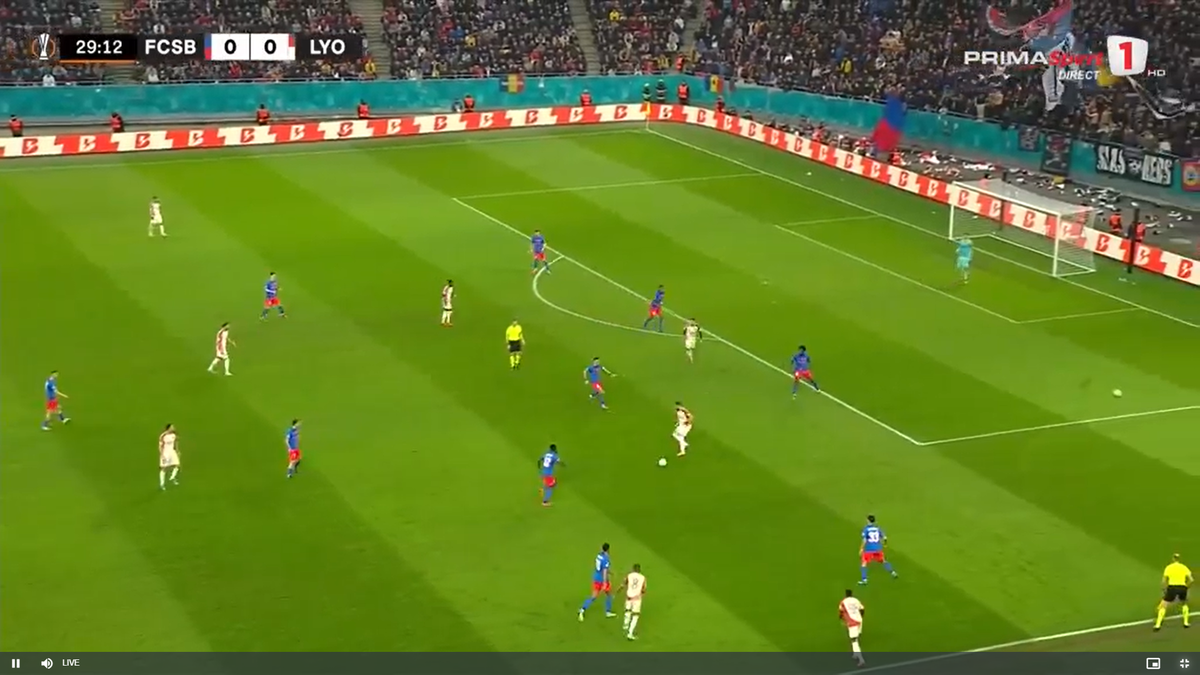 Golul lui Lyon în meciul cu FCSB, două mingi pe teren