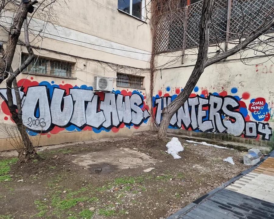 Graffiti al ultrașilor Stelei pe o clădire din Capitală Pățaniile unui francez pe străzile din București, înainte de FCSB - Lyon: „Am simțit animozitatea imediat ce am urcat în taxi”