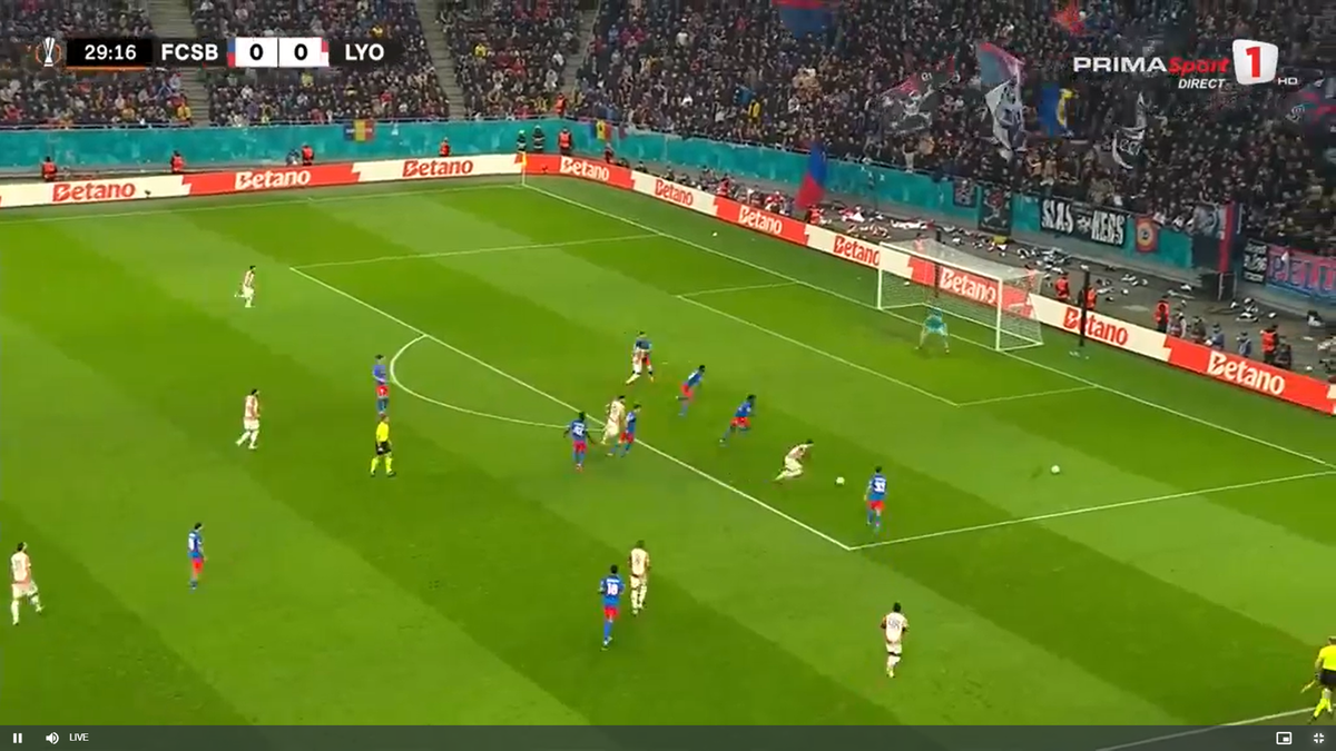 Golul lui Lyon în meciul cu FCSB, două mingi pe teren