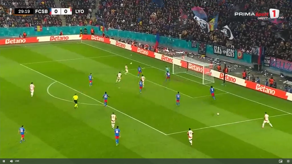 Golul lui Lyon în meciul cu FCSB, două mingi pe teren