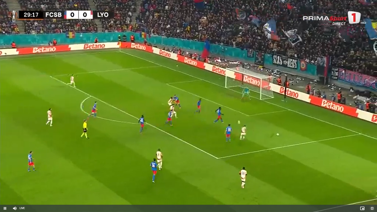 Golul lui Lyon în meciul cu FCSB, două mingi pe teren