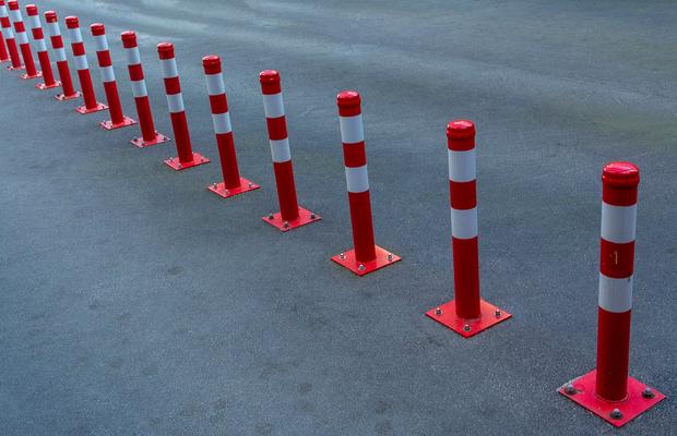 De ce stâlpii de delimitare flexibili sunt soluția ideală pentru zonele cu trafic imprevizibil