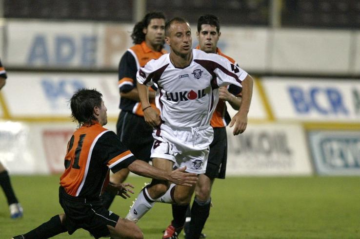 Robert Ilyeș în Rapid - Sant Julia. Foto: GSP