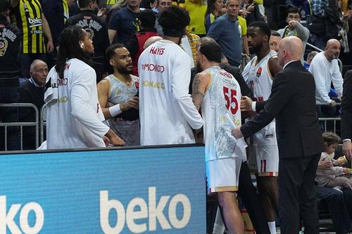 Mike James (nr. 55), conflict cu Elie Okobo, coechipierul său/Foto: Imago Images