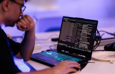Alertă înainte de startul sezonului de Formula 1! Avertisment cibernetic: „Dispozitivul tău comunică cu zeci de servere!”