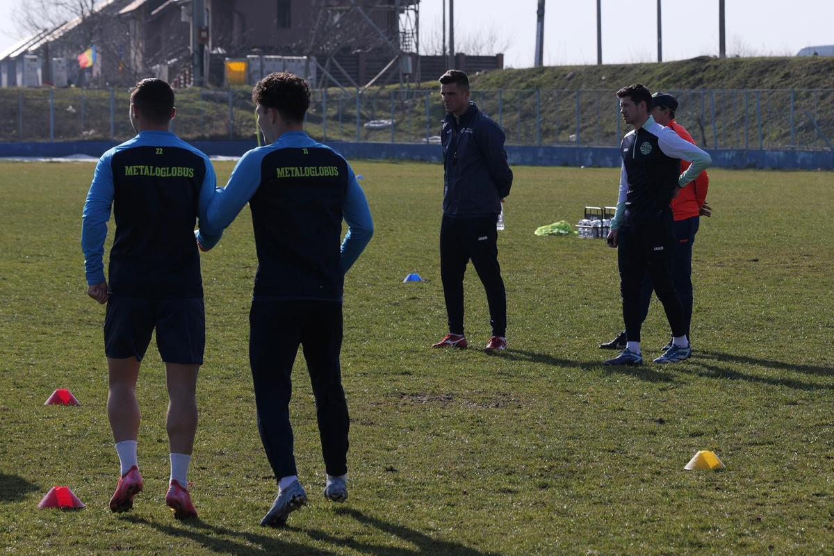 Condițiile incredibile în care se antrenează formația din Superligă » Cum arată terenul