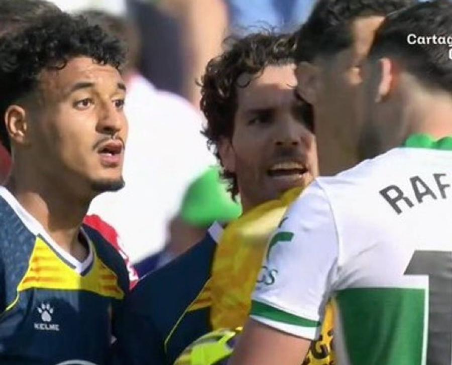 Rafa Mir e acuzat că l-a insultat rasist pe El Hilali în meciul dintre Elche și Espanyol Procurorii au cerut 10 ani de închisoare pentru viol! » Fotbalistul spaniol este acuzat și pentru insulte rasiste