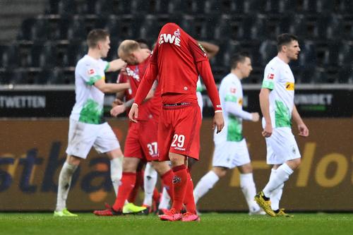 Virologul german Alexander Kekulé a explicat că purtarea măștilor pe figură la antrenament este o soluție pentru a-i proteja pe jucători de pandemia de coronavirus. Bundesliga se preconizează a fi reluată pe 1 sau 8 mai.