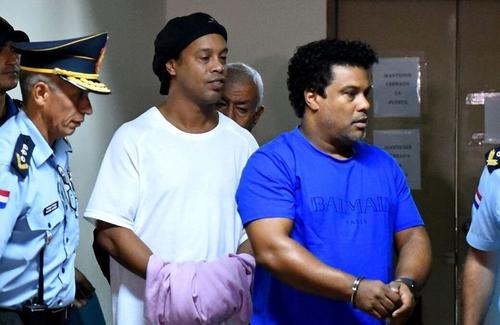 Fanii lui Ronaldinho sunt aproape să primească o lovitură grea. Fostul mare fotbalist al Barcelonei ar putea fi eliminat de EA Sports din jocul FIFA 20 din cauza problemelor cu legea.