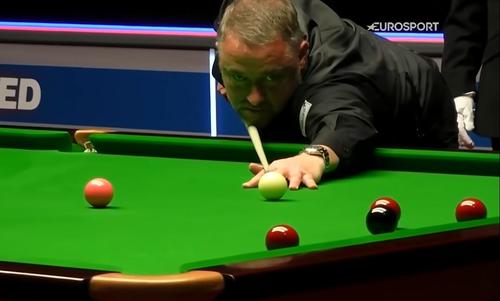 Stephen Hendry la masă, contra lui Jimmy White, la CM snooker, foto: captură Eurosport