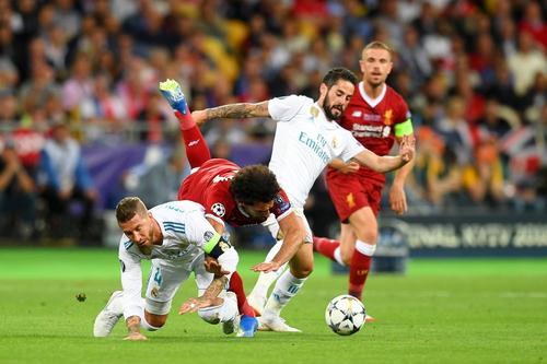 Duelul dintre Sergio Ramos și Mohamed Salah, care a dus la accidentarea egipteanului // foto: Guliver/gettyimages