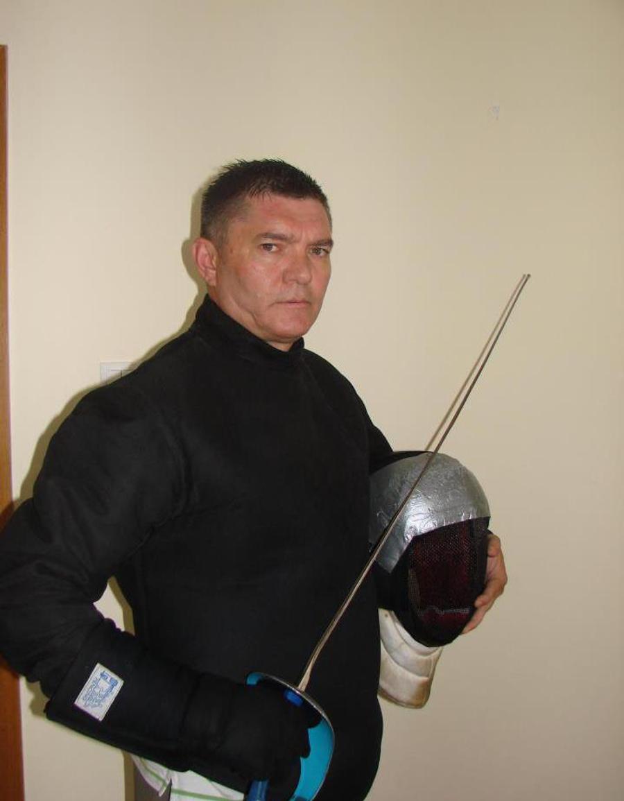 Alexandru Chiculiță și arma care i-a adus multe satisfacții în cariera de sportiv și în cea de antrenor Trei medaliați olimpici tricolori vorbesc despre succesul lui Marco Șovar, campion mondial de cadeți la sabie, și despre ce etape are de parcurs pentru a atinge succesul la seniori