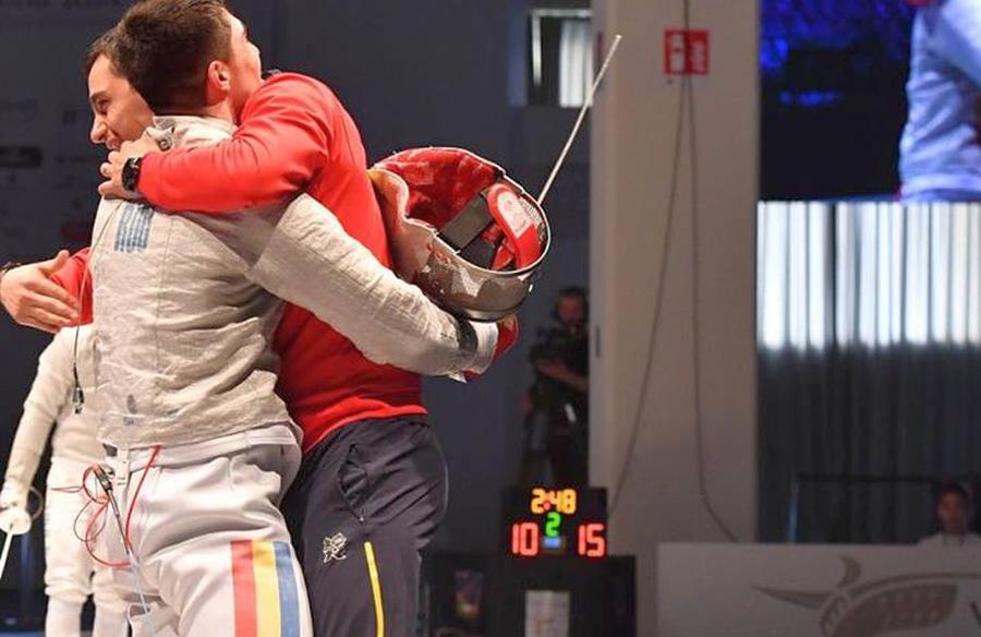 Rareș Dumitrescu și Andrei Păștin sărbătorind un asalt câștigat Trei medaliați olimpici tricolori vorbesc despre succesul lui Marco Șovar, campion mondial de cadeți la sabie, și despre ce etape are de parcurs pentru a atinge succesul la seniori