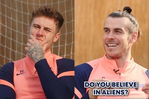 Joe Rodon și Gareth Bale
