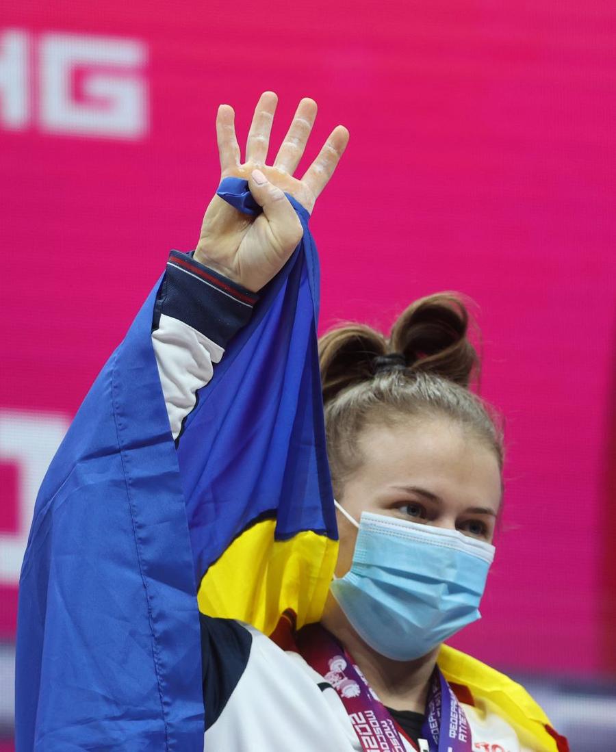 Loredana Toma salutând de pe podium, cu tricolorul pe umeri Foto Imago Images Fantastic: triplă de aur la Moscova! Loredana Toma și-a apărat titlurile cucerite acum 2 ani la Europene