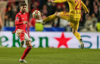 Andy Robertson, atacat cu brichete la Lisabona de fanii Benficăi: „Poate îi ajută să se lase de fumat” + Ce i s-a întâmplat unui coleg