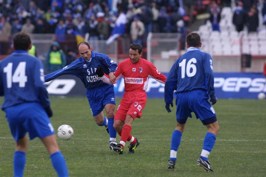 Tâlvan, în duel cu Vlădoiu. Imagine dintr-un meci Universitatea Craiova - Dinamo Dublu campion cu Dinamo, amintire de la accidentul îngrozitor în care și-a pierdut cel mai bun prieten: „Tata îi făcuse costumul de mire. A zburat pe geam, eu am zburat pe culoar”