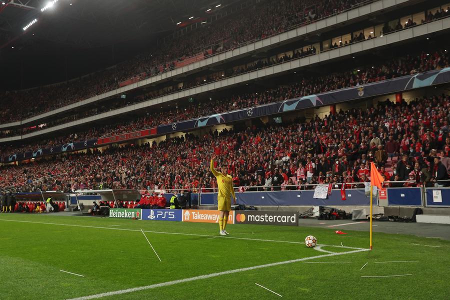 Andy Robertson// Foto: Julian Finney/Getty Images Andy Robertson, atacat cu brichete la Lisabona de fanii Benficăi: „Poate îi ajută să se lase de fumat” + Ce i s-a întâmplat unui coleg