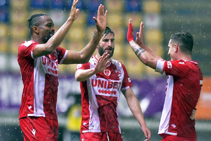 Baptiste Aloe (în centru) a devenit titular cert în defensiva lui Dusan Uhrin / Sursă foto: Imago Images