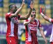 Baptiste Aloe (în centru) a devenit titular cert în defensiva lui Dusan Uhrin / Sursă foto: Imago Images
