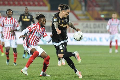 Dennis Man (23 de ani) a evoluat 68 de minute în victoria spectaculoasă obținută de Parma, 4-3 contra celor de la Como, în runda cu numărul 33 din Serie B. A fost lăudat de toată lumea, dar a părăsit terenul acuzând dureri musculare.
