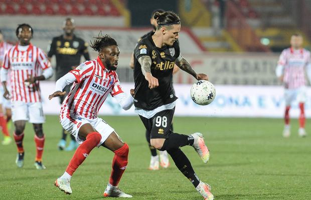 Dennis Man s-a accidentat după ce a dat o pasă de gol și i-a lăsat mască pe italieni: „Face ce vrea pe teren, e magie!”