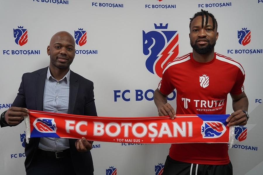 Junior Pius (dreapta) / foto: Facebook @ FC Botoșani Fotbalistul propus la FCSB, „mai bun decât Dawa”, a comis-o: penalty la ultima fază a meciului