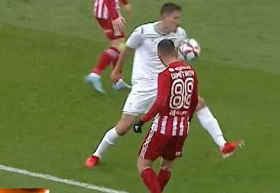 Momentul în care mingea îl lovește în umăr pe Garutti/ captură Digi Sport Sepsi s-a calificat în semifinalele Cupei României: victorie la scor cu Mioveni