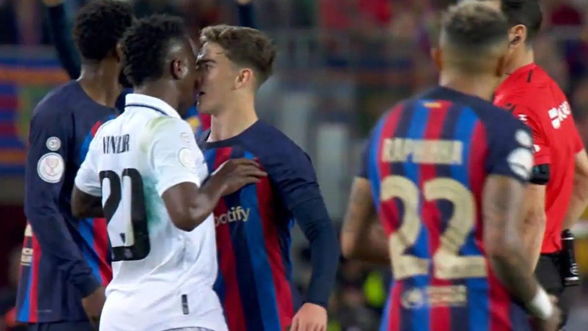Gavi și Vinicius au fost la un pas de încăierare! La pauză, brazilianul s-a dus să-i ceară explicații + Gest obscen făcut de spaniol