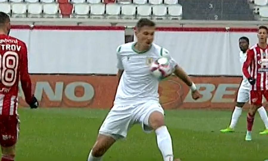 Mingea l-a lovit în umărul anterior pe Garutti/ foto: captură Orange Sport Dică, atac furibund după eliminarea din Cupă: „Era disperat, voia să ne dea Sepsi gol!”