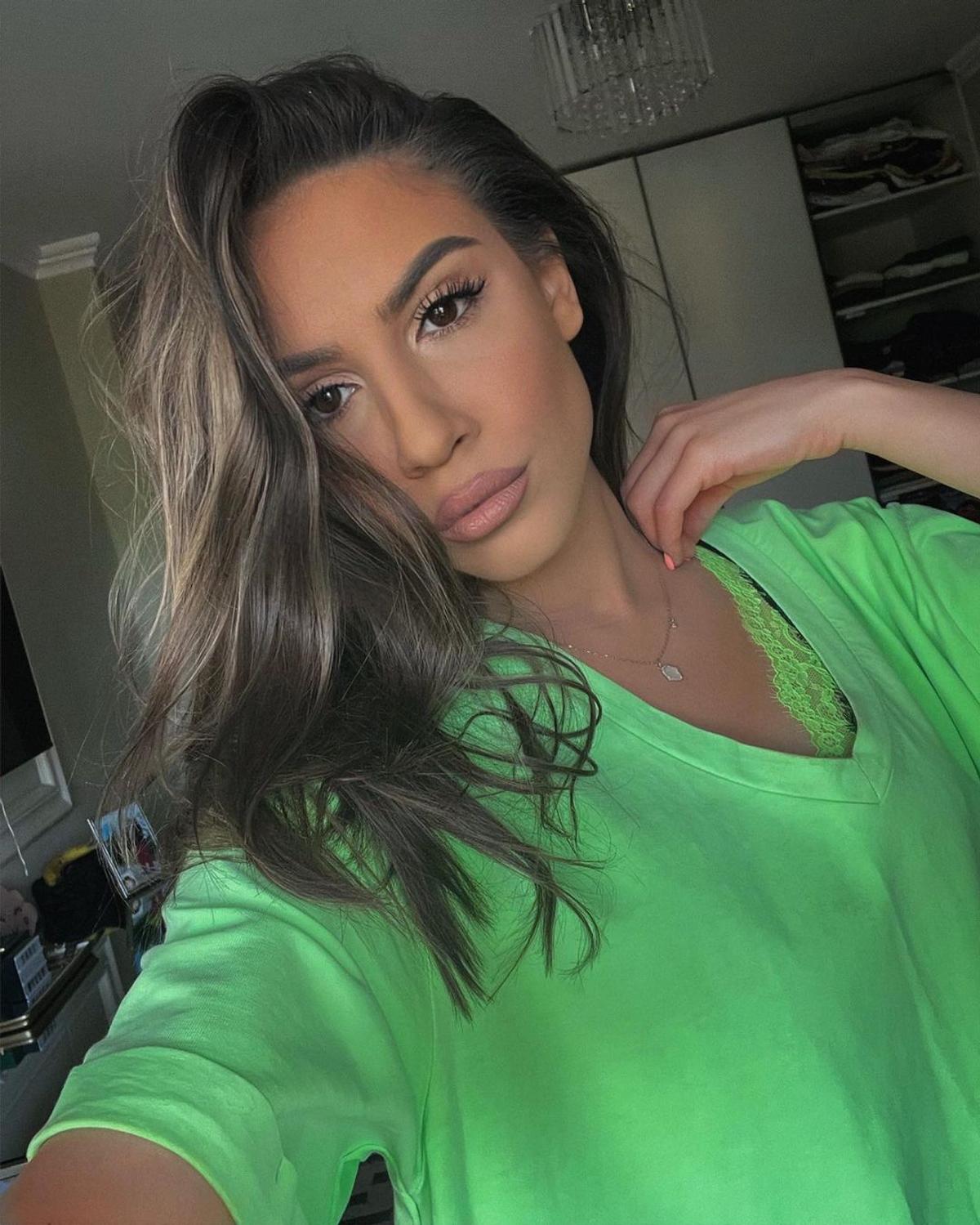 Fiica lui Marius Șumudică, ședință foto de poveste pe Instagram, într-o rochie roșie: „Miss Turcia”