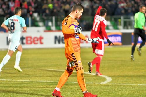 Bela Fejer, în portocaliu, într-o partidă Sepsi - FCSB / Sursă foto: Arhivă Gazeta Sporturilor