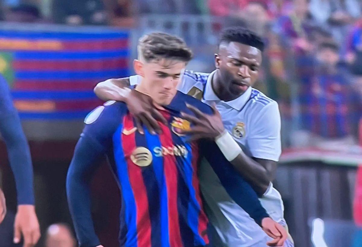 Gavi și Vinicius au fost la un pas de încăierare! La pauză, brazilianul s-a dus să-i ceară explicații + Gest obscen făcut de spaniol