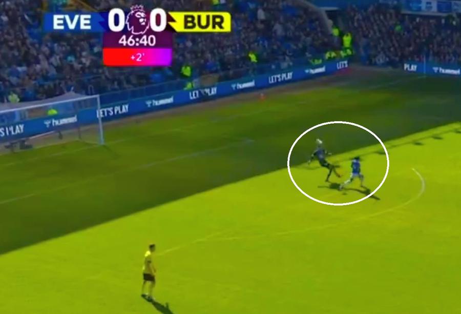 Cum a înscris Calvert-Lewis în Everton - Burnley Un gol de „Cascadorii râsului” le-a adus prima victorie în Premier League după 4 luni: „Se pune și ăsta” :)