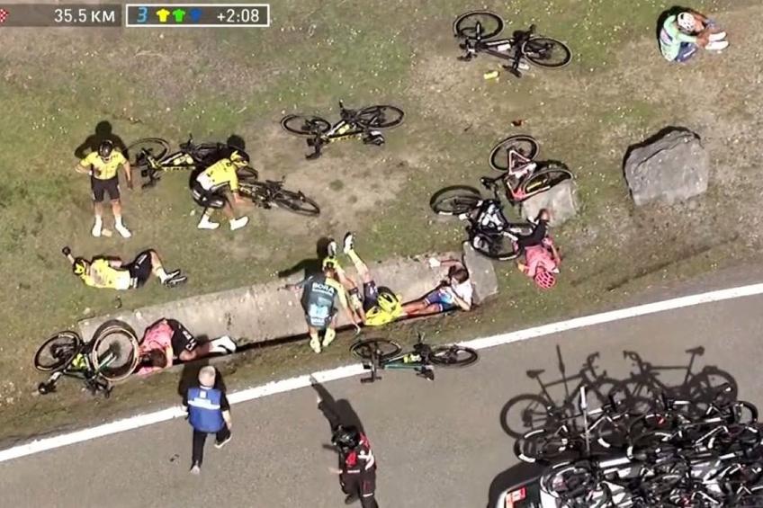 Imagine de la accidentul din etapa a 4-a a Turului Țării Bascilor Foto: captură