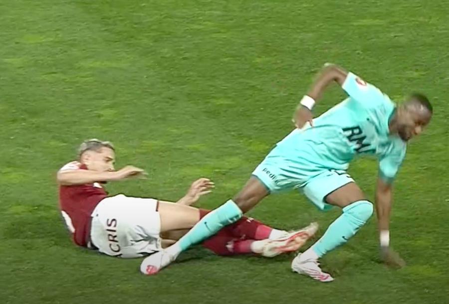 În cădere, Avounou a pus talpa pe copasa lui Rrahmani Rapid - CFR Cluj 1-4 » „Acceleratul” lui Bergodi a deraiat de tot, iar Giuleștiul FIERBE + Ce debut pentru Hoban și Dican în era post-Mutu!