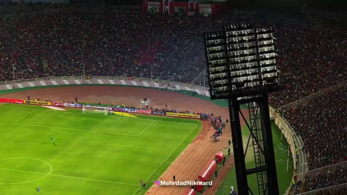 Ce nebunie! Imagini fabuloase cu peste 60.000 de oameni pe stadion în Iran