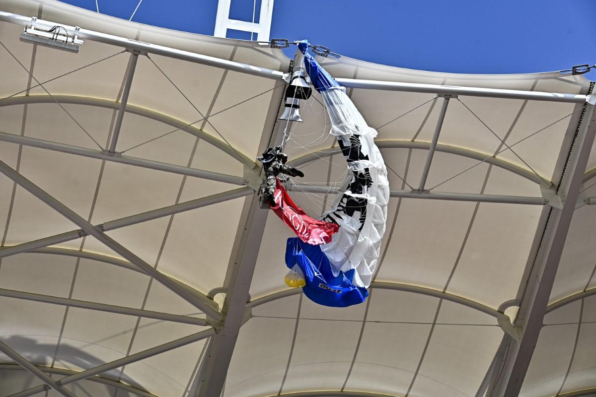 Scene uluitoare: parașutistul a rămas atârnat de acoperișul stadionului din Toulouse