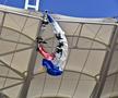 Scene uluitoare: parașutistul a rămas atârnat de acoperișul stadionului din Franța! Meciul a fost întârziat