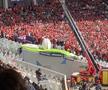 Scene uluitoare: parașutistul a rămas atârnat de acoperișul stadionului din Franța! Meciul a fost întârziat