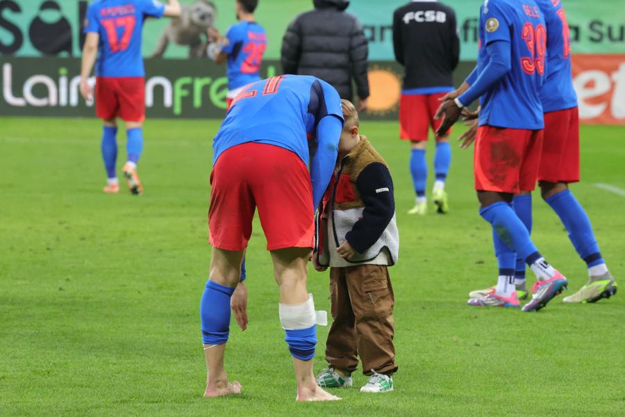 „Tati” Chiricheș și urmările unui duel aprig. Foto: GSP Ce nu s-a văzut la TV în FCSB - U Cluj » 7 momente inedite surprinse de GSP: gestul de recunoștință al lui Vali Crețu și premoniția de la pauză