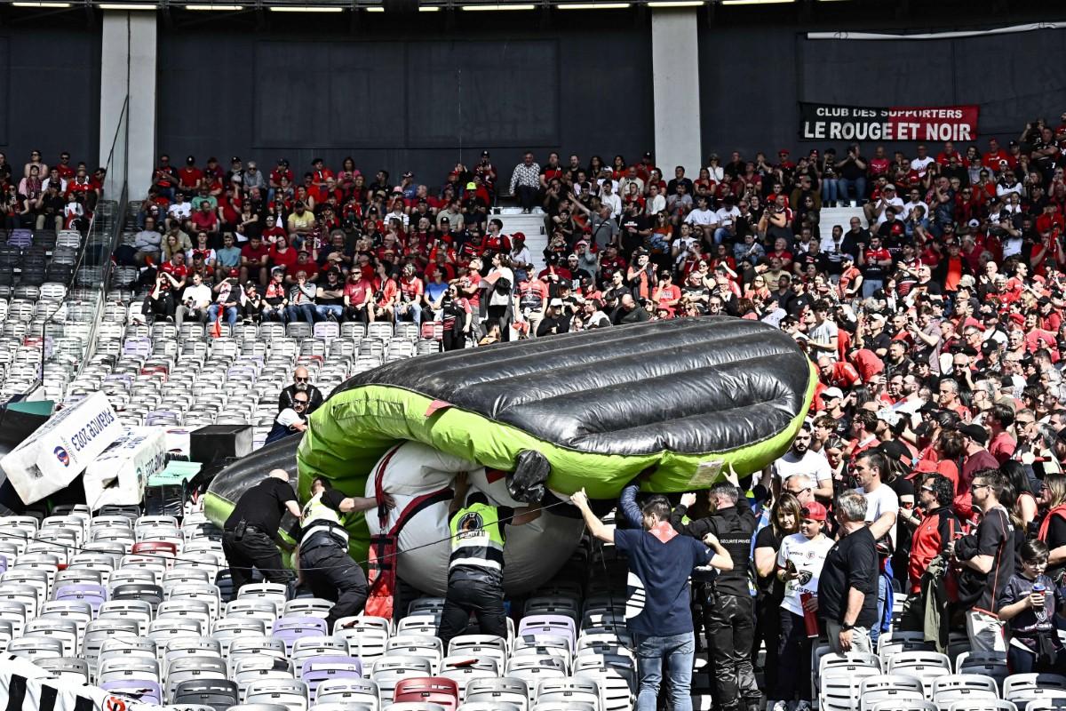 Scene uluitoare: parașutistul a rămas atârnat de acoperișul stadionului din Toulouse