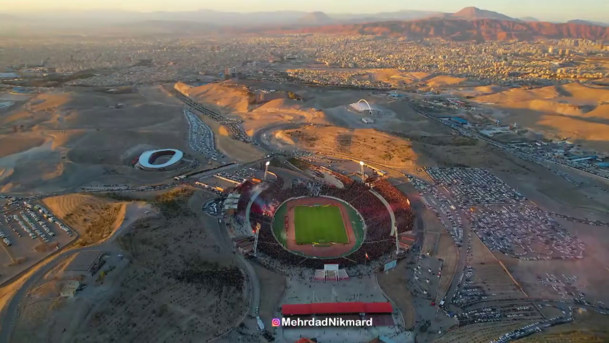 Ce nebunie! Imagini fabuloase cu peste 60.000 de oameni pe stadion în Iran