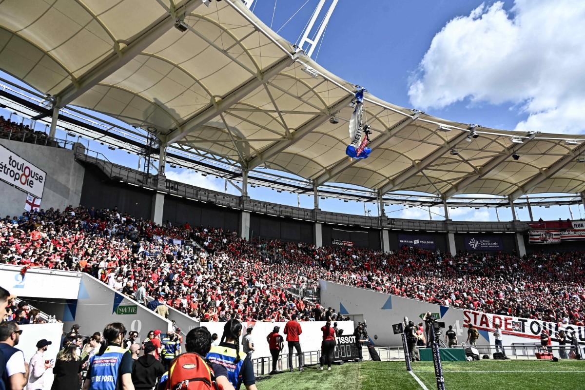 Scene uluitoare: parașutistul a rămas atârnat de acoperișul stadionului din Toulouse