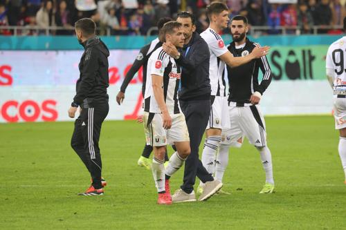 Alex Chipciu, îmbunat de Elias Charalambous după FCSB - U Cluj. Foto: GSP