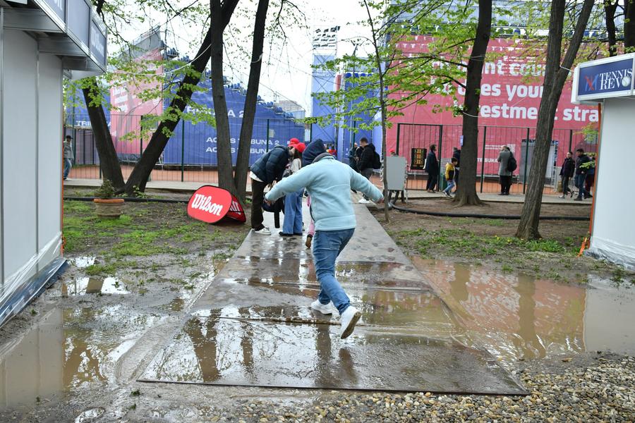 Unul dintre colțurile complexului de la CNT s-a predat în fața rafalelor de ploaie din cursul săptămânii. Foto: Cristi Preda (GSP) Reportaj între noroi și VIP la „Țiriac Open”: avalanșă de copii, cât costă mâncarea și materialele sportive, zonele de distracție și armata de voluntari + Ce vedete s-au perindat prin tribune