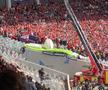 Scene uluitoare: parașutistul a rămas atârnat de acoperișul stadionului din Franța! Meciul a fost întârziat