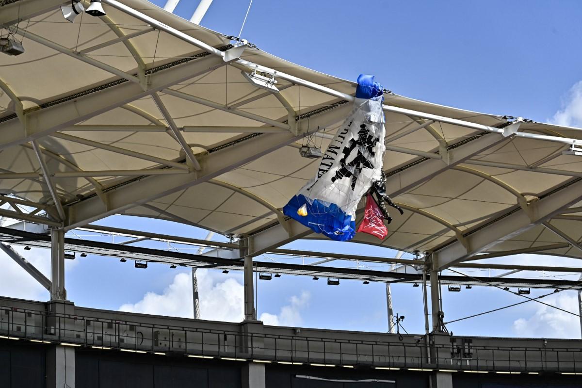 Scene uluitoare: parașutistul a rămas atârnat de acoperișul stadionului din Toulouse