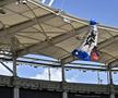 Scene uluitoare: parașutistul a rămas atârnat de acoperișul stadionului din Franța! Meciul a fost întârziat